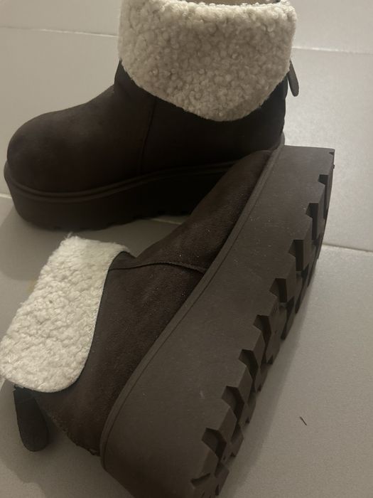 37р қоңыр түсті угги сатылады. 20-25* -қа төзімді. Жеңіл әрі стильді.