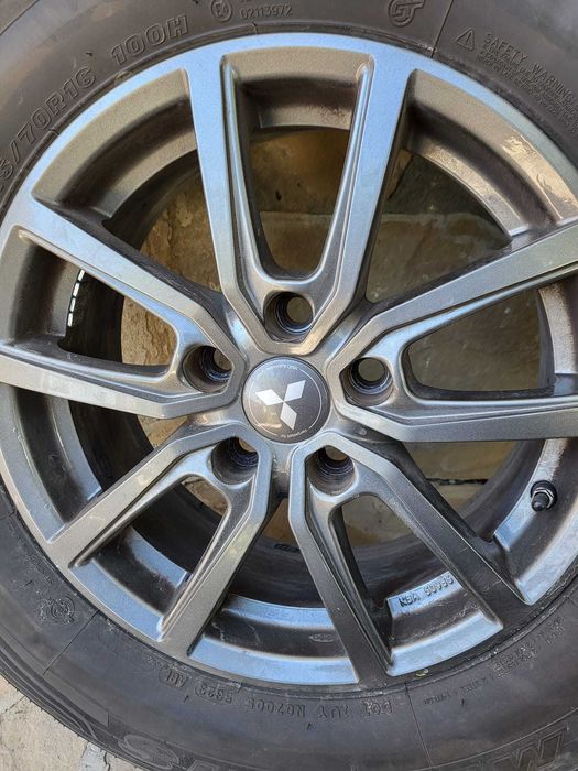 Продавам взесезонни гуми Maxxis M+S. На един Сезон с оригинални джанти