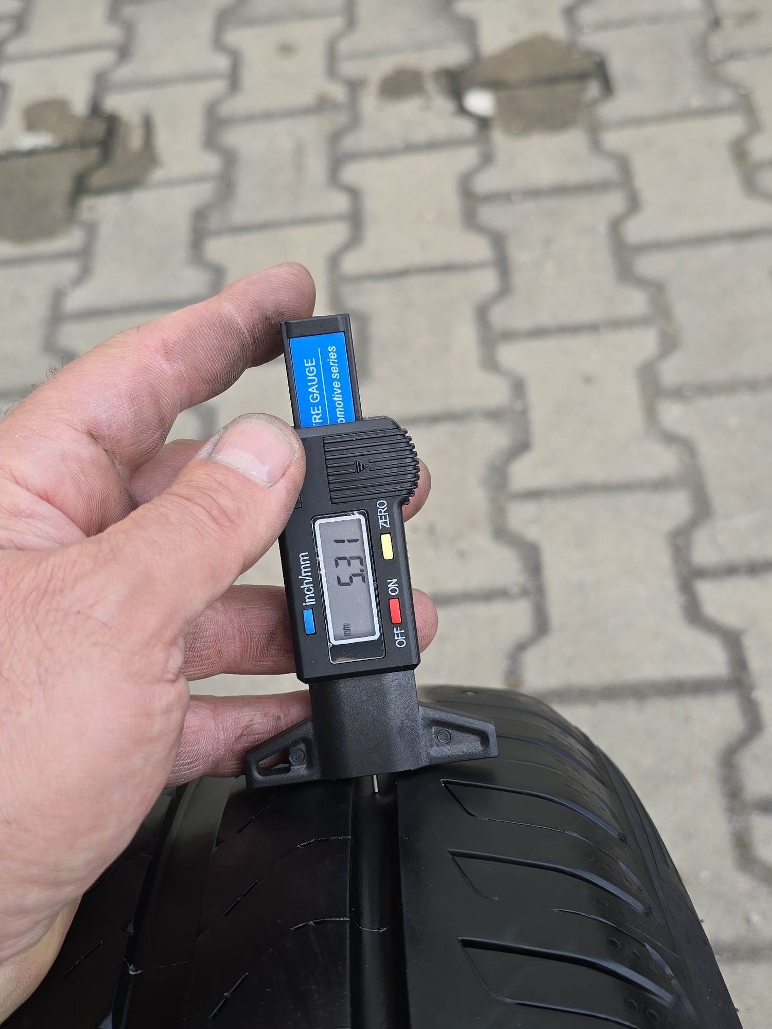 275 40 18 Pirelli