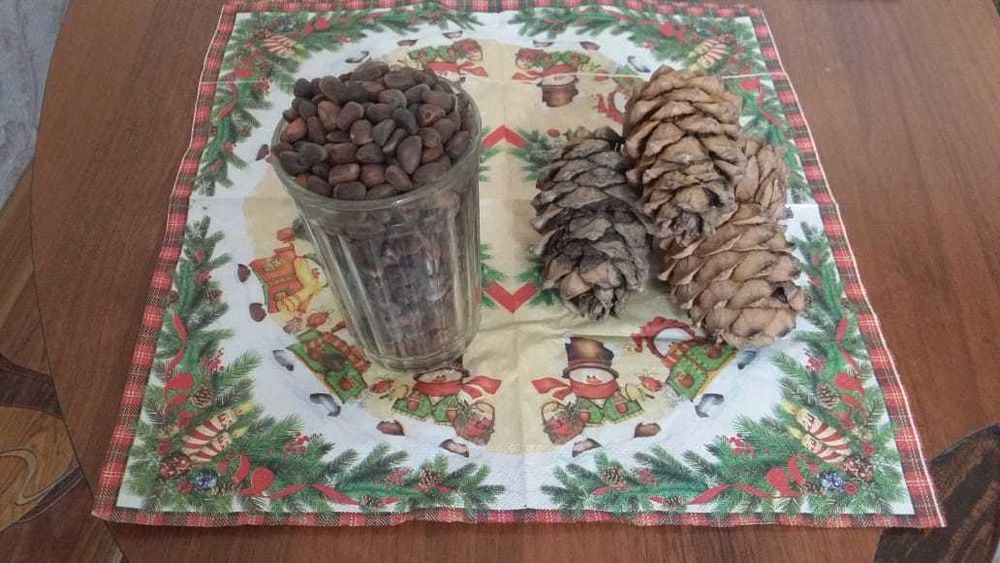 Продам сибирские кедровые орешки. В кожуре . Свежие, этого года .