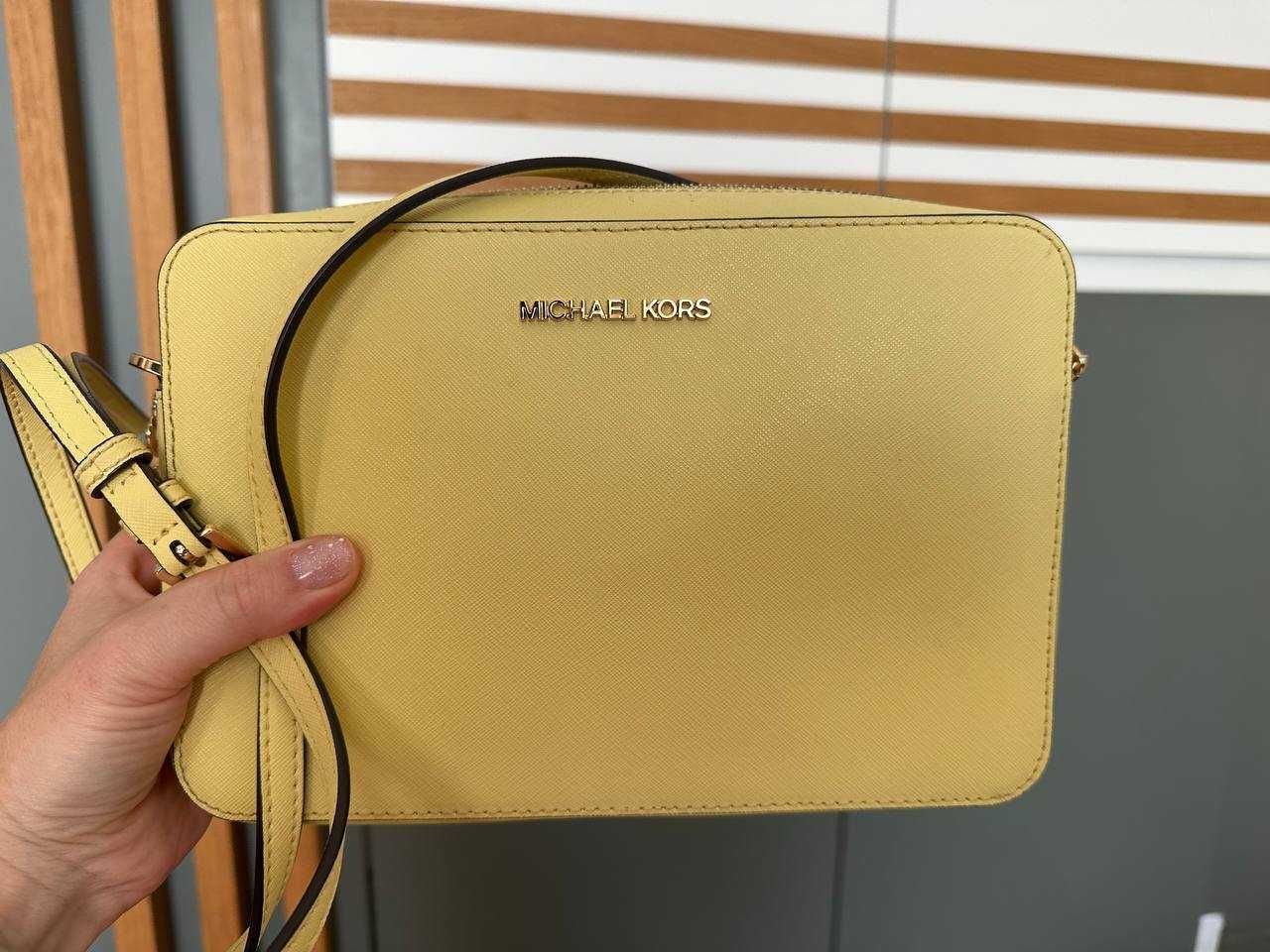 Michael Kors Чанта с презрамки  в жълт цвят