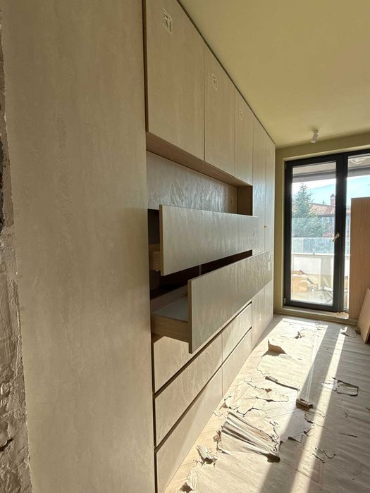 Гардероб-скрин с чекмеджета