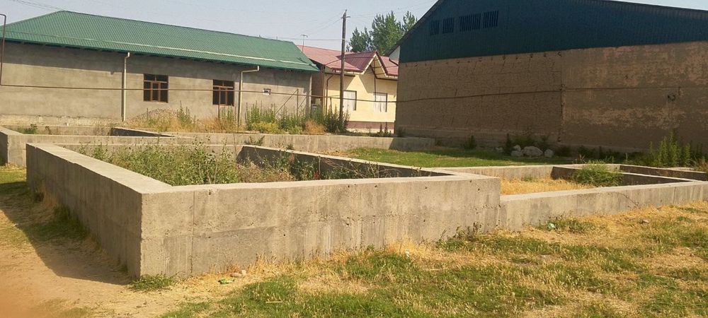 Uchastka sotiladi 8 sotix 4 sotiga beton quyilgan planirovkasi chiroyl