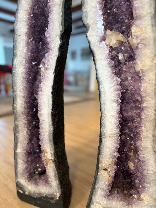 De vânzare pereche unică de geode de ametist - 85 kg -