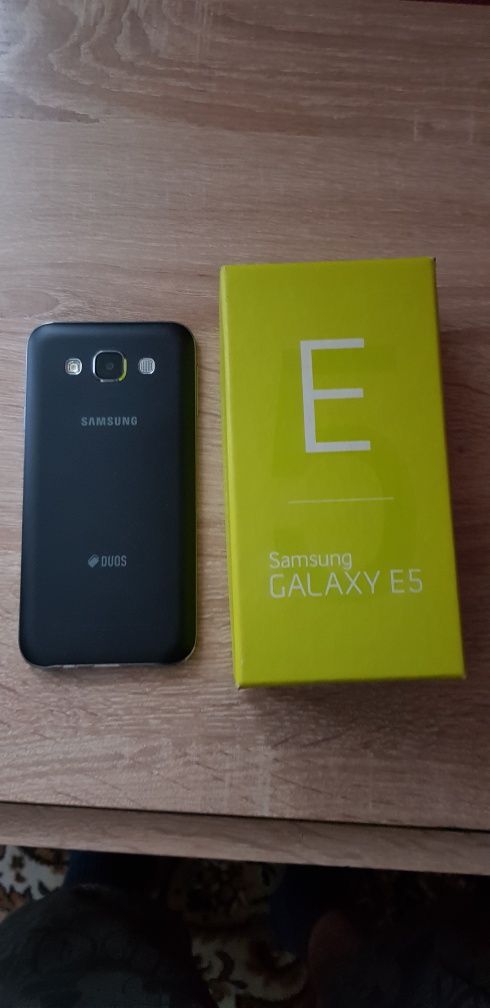 Продам смартфон самсунг е5