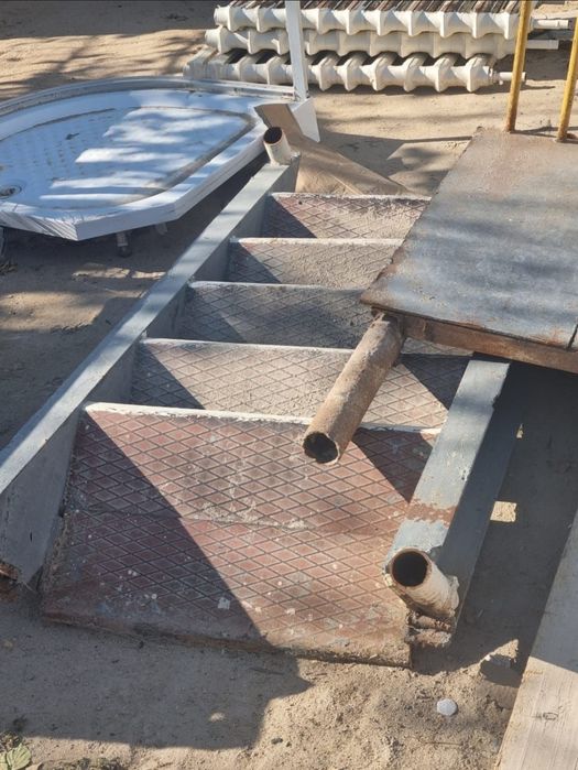 Металлический лестничный марш (в очень хорошем состоянии)