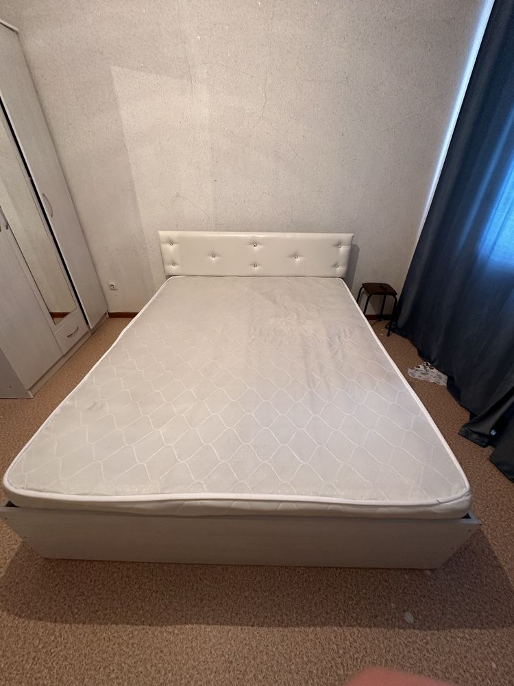 Срочно продаю спальный почти новый !!!