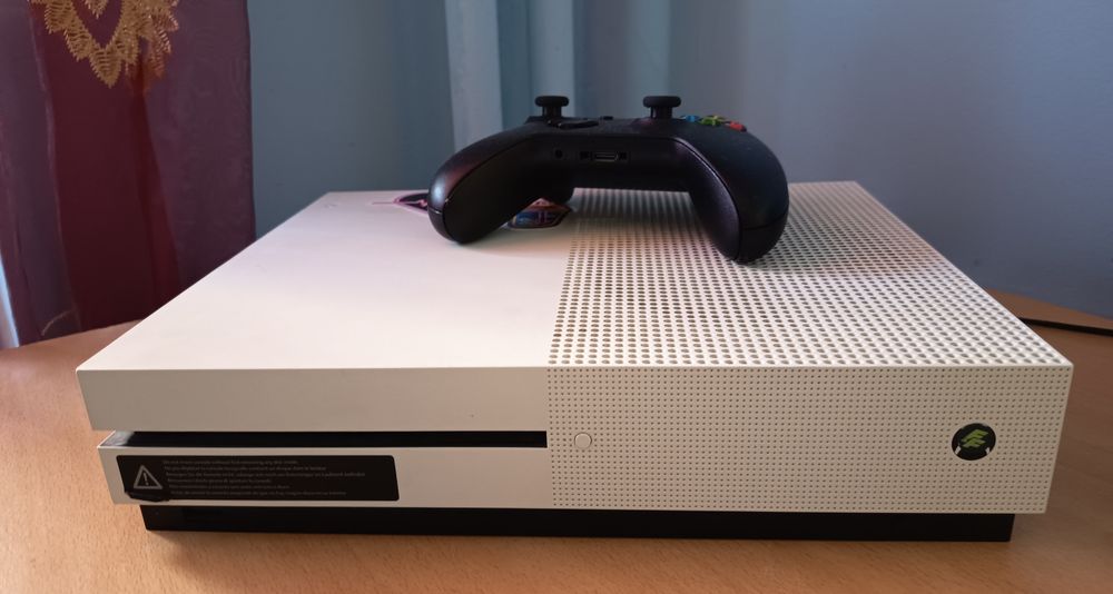 Xbox One S 1TB Alb + Controller original + GTA 5 – Stare FOARTE BUNĂ –