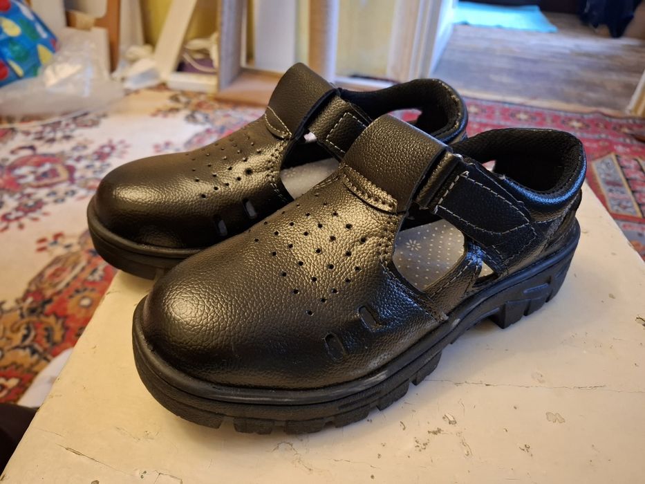 Пррдам новую спец.обувь
