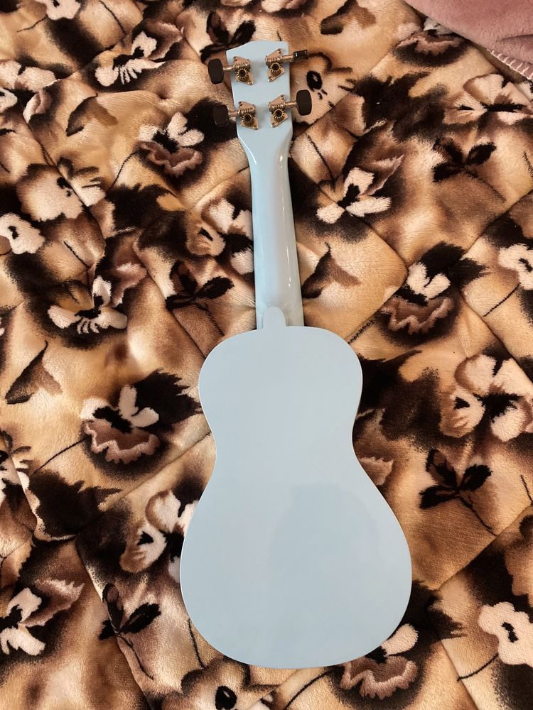 Ukulele de culoare albastra, in stare perfecta