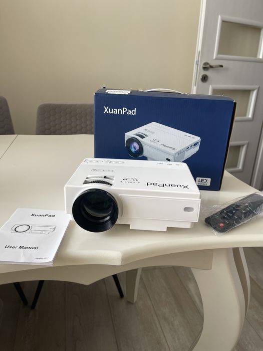 Проектор за стена