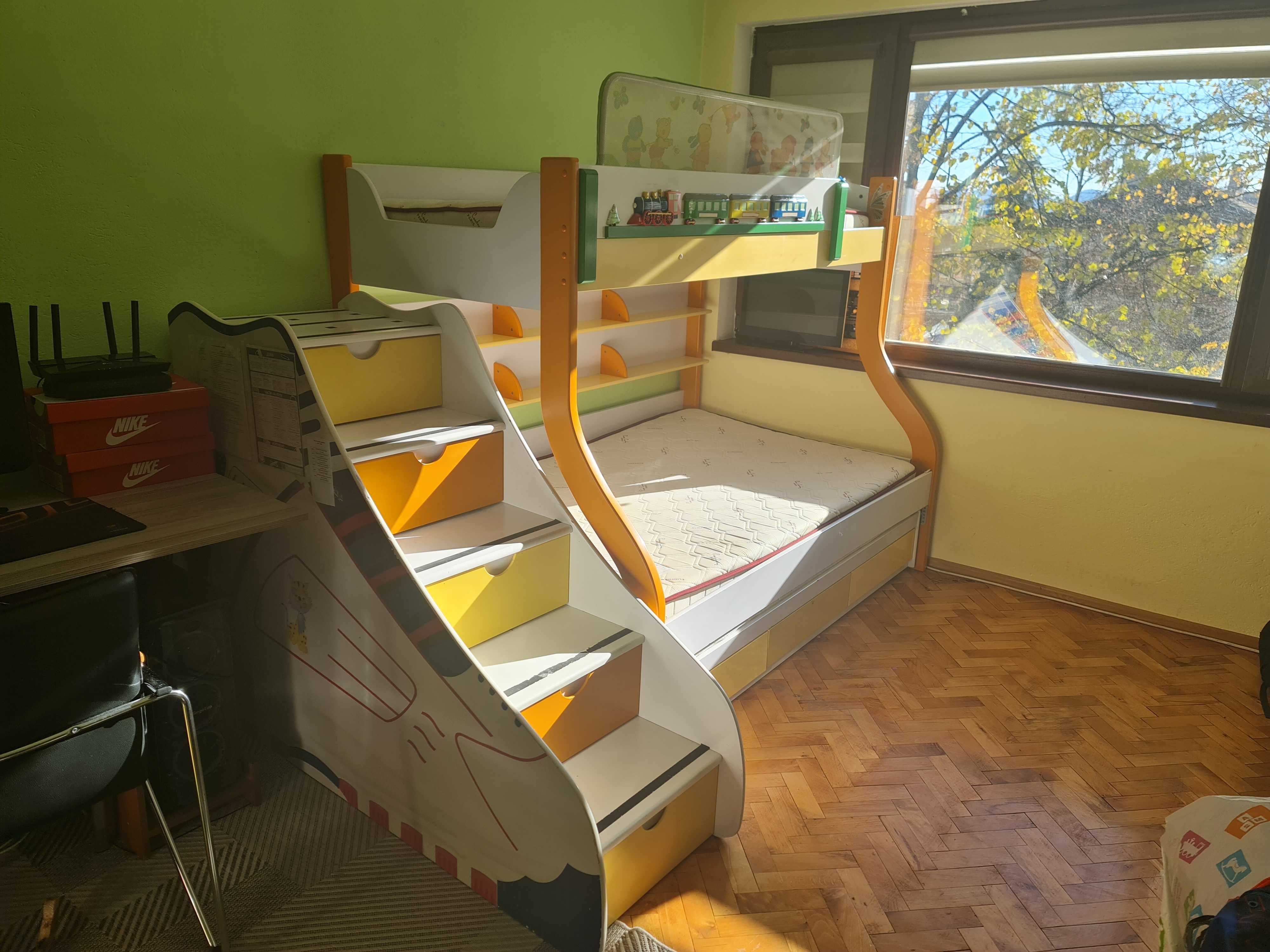 Продавам 3-етажно легло с матраци