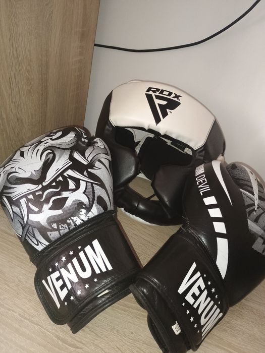 Продам перчатки и шлем