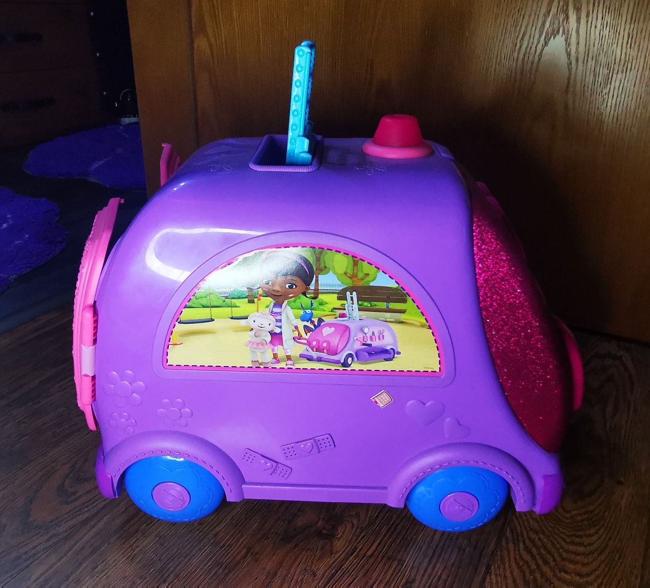 Doc mcstuffins mobile кола линейка
