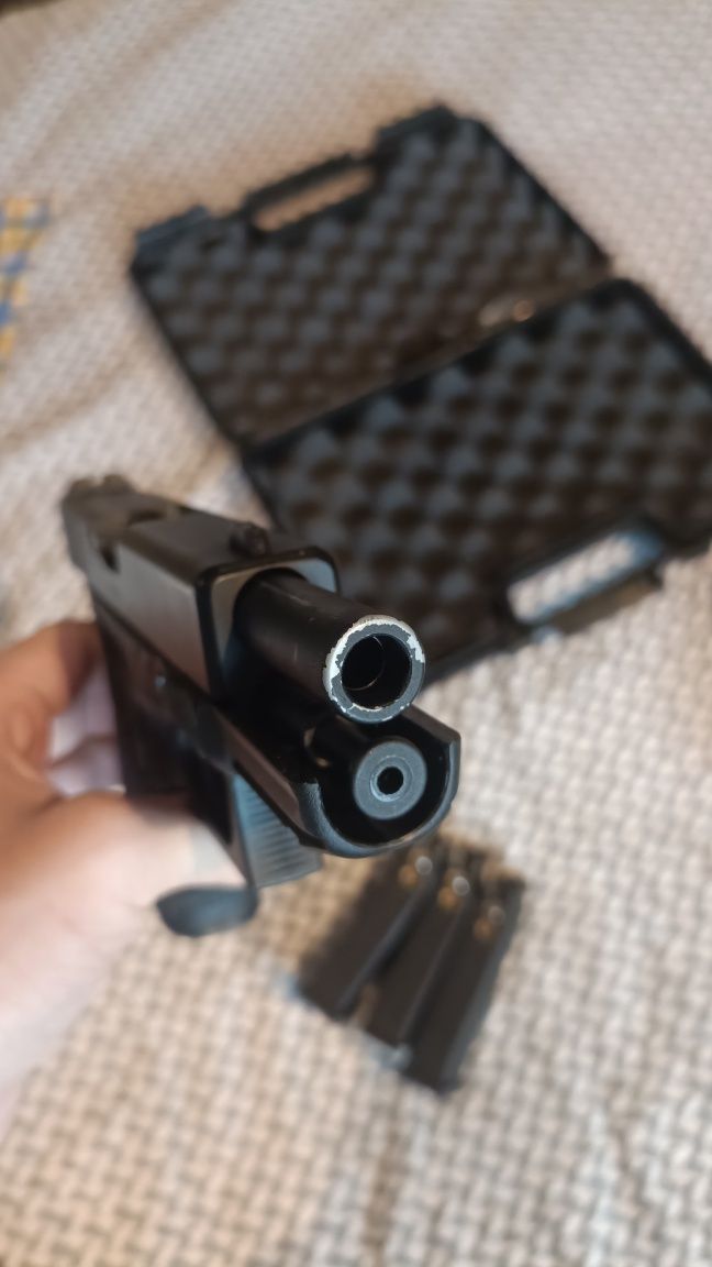 Airsoft Glock 19 4 генерация с 2 допълнителни еърсофт пълнителя