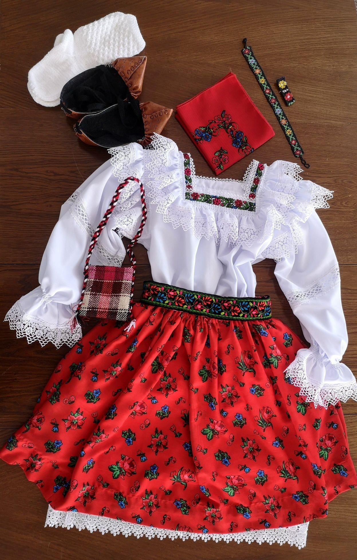 Costum popular complet pentru femei de Maramures rosu