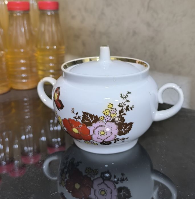 Чайники и сахарницы новые . СССР