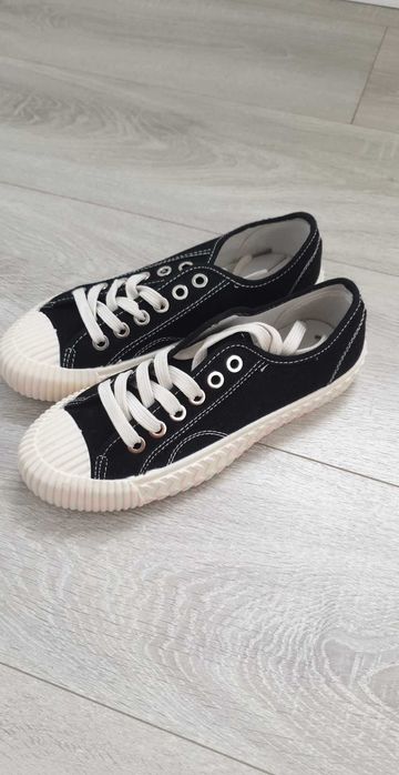 Vând teniși femei mărimea 39