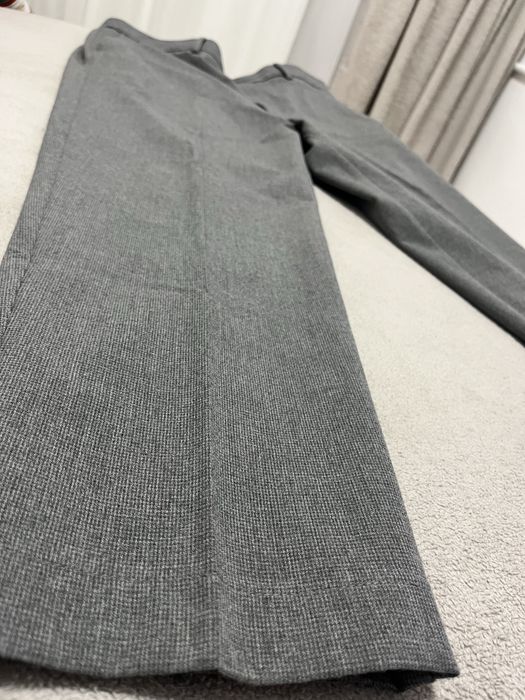 pantaloni gri slim/formal-usor de integrat in outfituri casual smart.