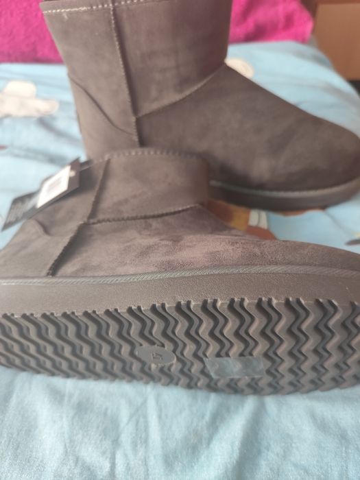 Ugg-uri noi cu eticheta
