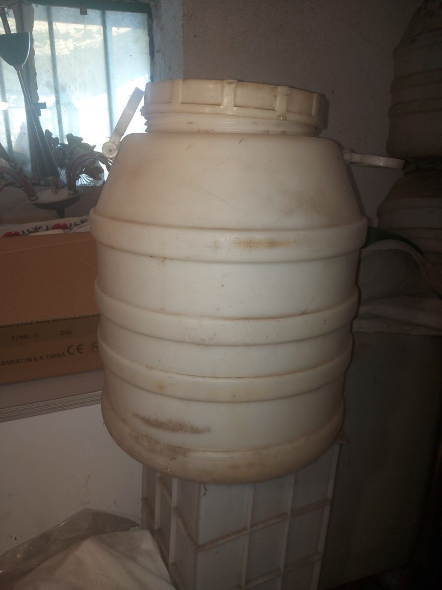 Vând bidoane de plastic, 35 l, bidon 50l, cutii brânză.  Negociabil