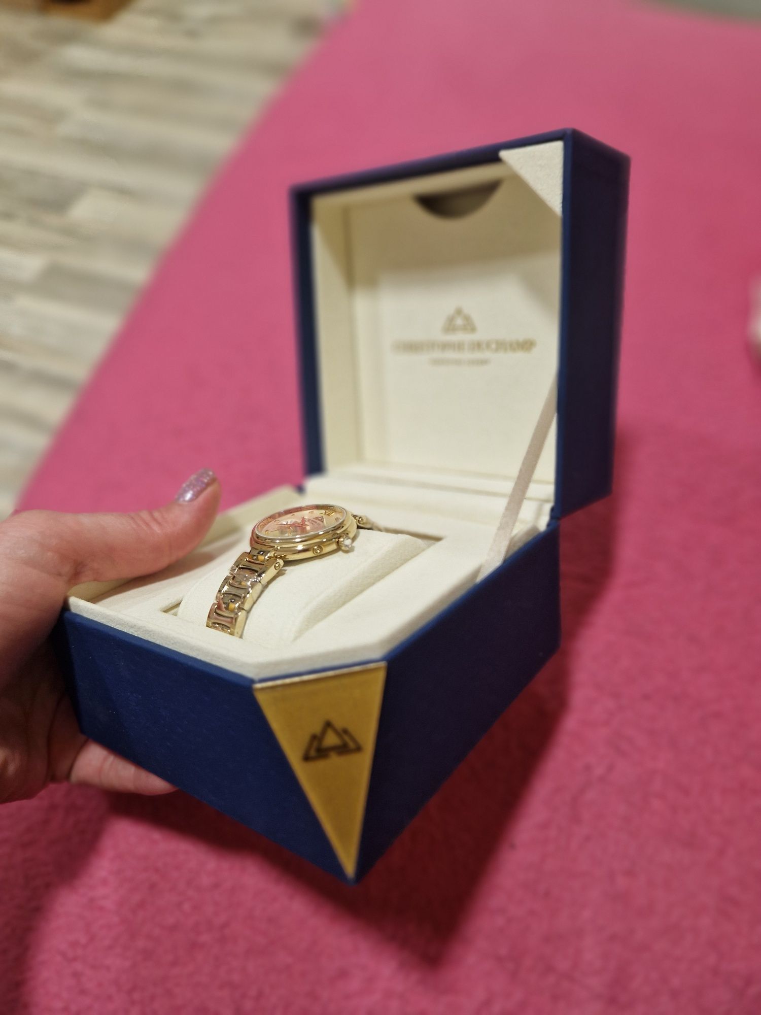 Дамски часовник с диаманти