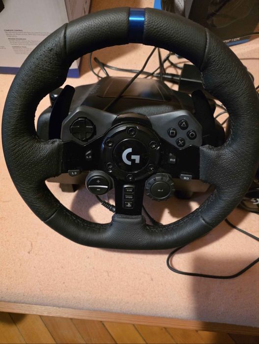 Volan gaming Logitech G923 și schimbător