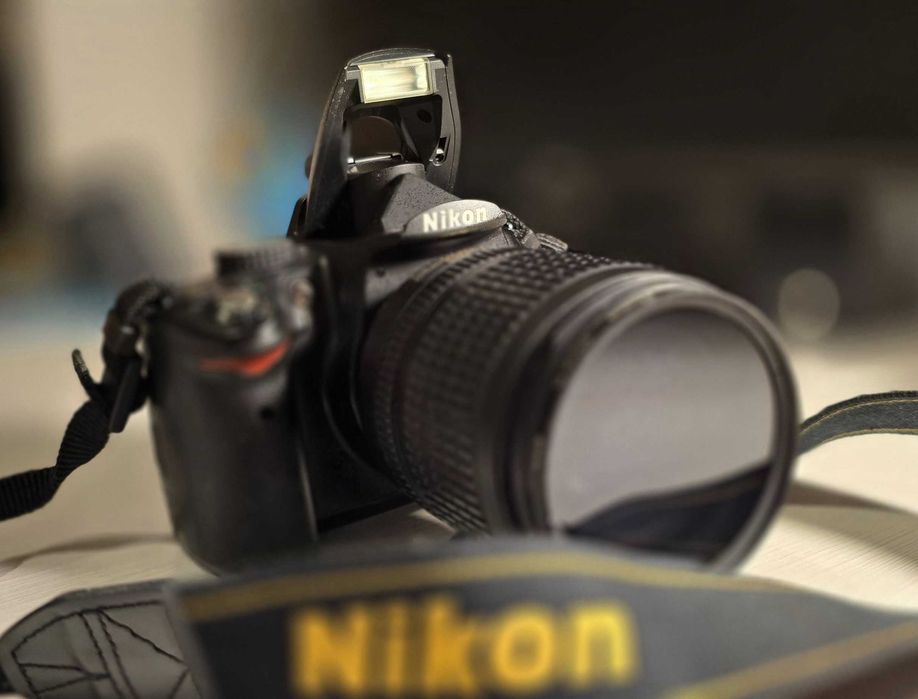 Nikon D5000 cu obiectiv Nikon 18-105mm DX