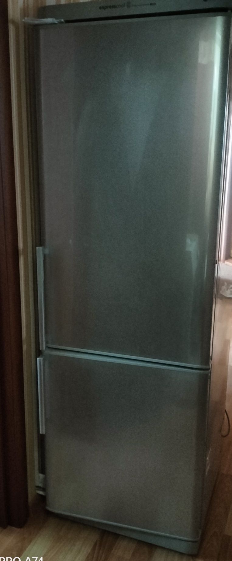 Продам холодельник,двух камерный