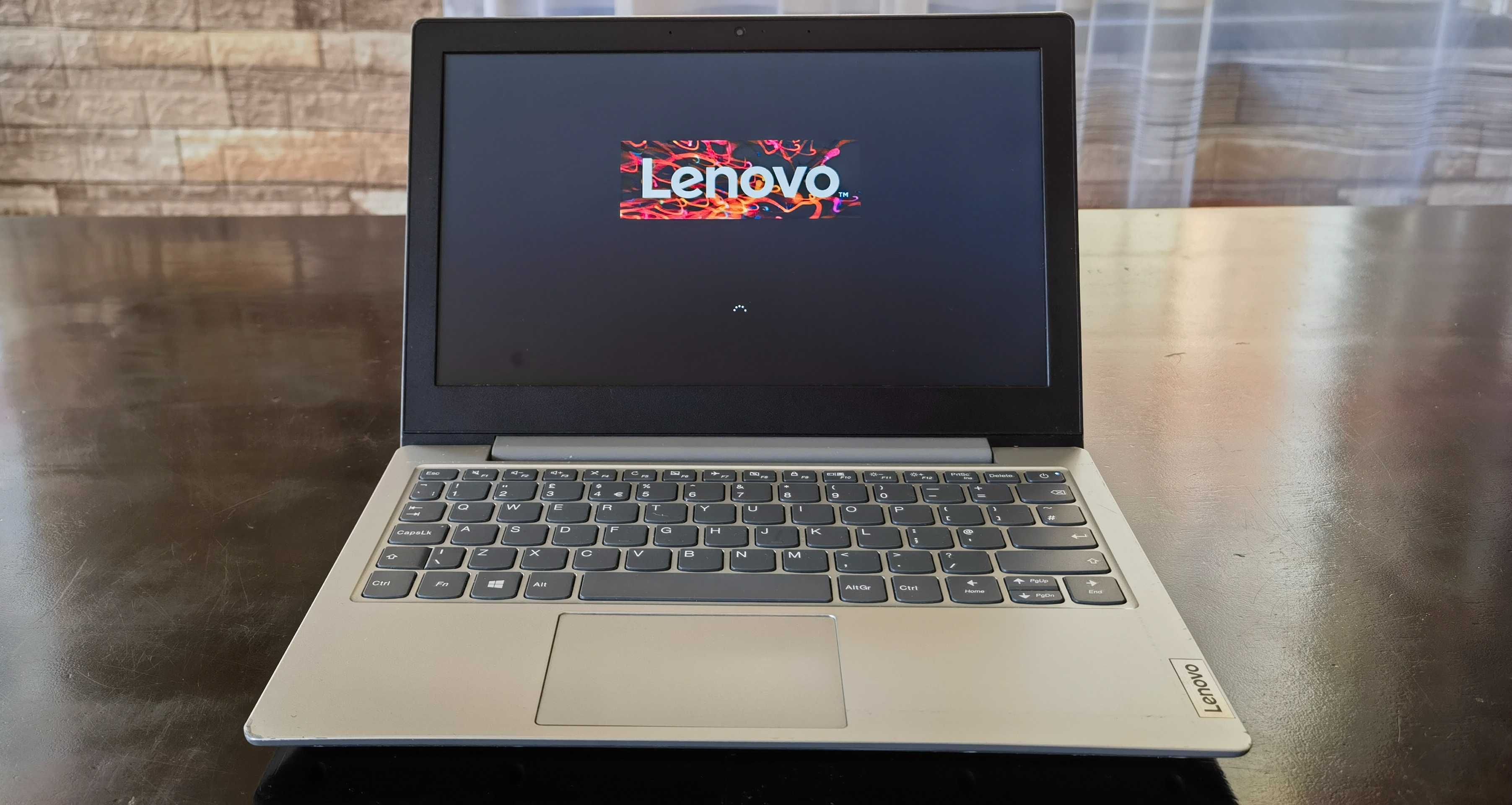 Продавам Lenovo ideapad Slim/11.6сКам/2х2.2Ghz/4gb/ssd128gb/АМDr3/5чБа