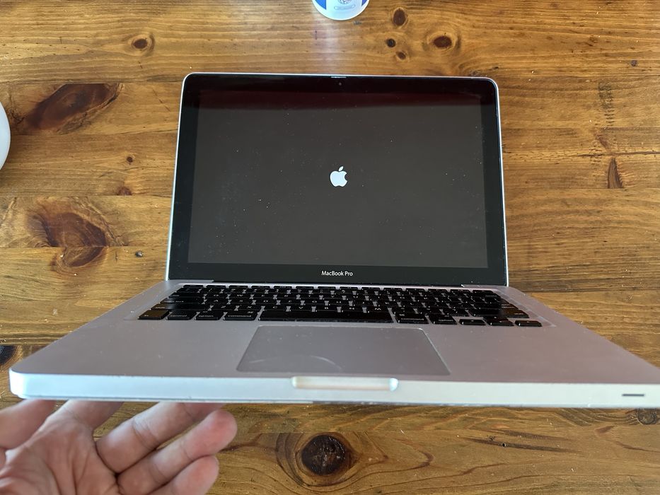 Vând Macbook Pro i5 16GB