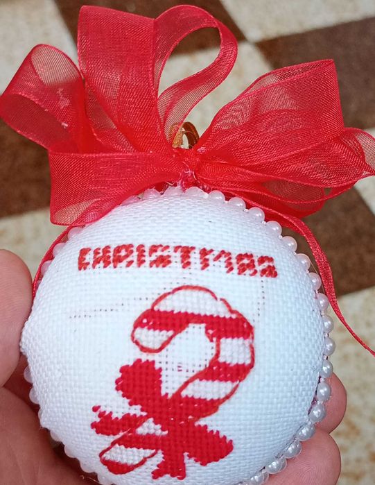 Бродирани коледни топки