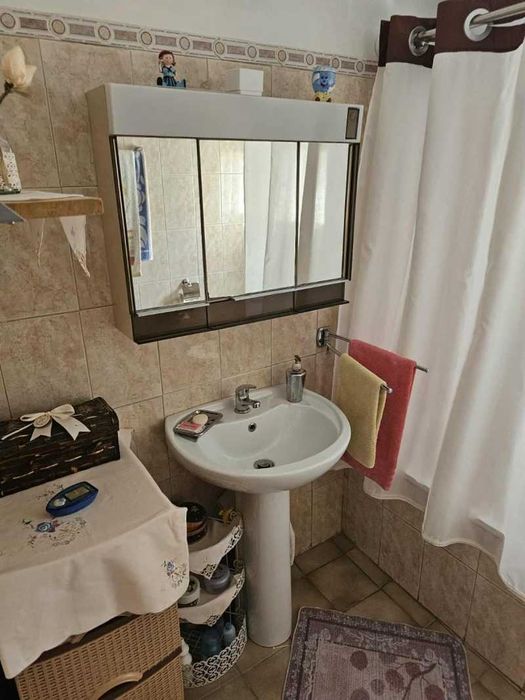 Самотоятелна къща в голям парцел