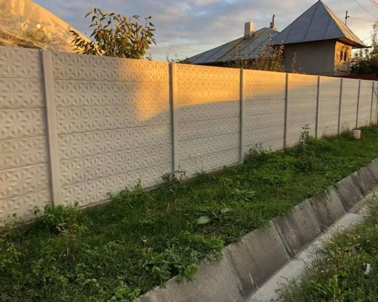 Fabricam garduri, placi de gard, stâlpi din beton Oferim montaj