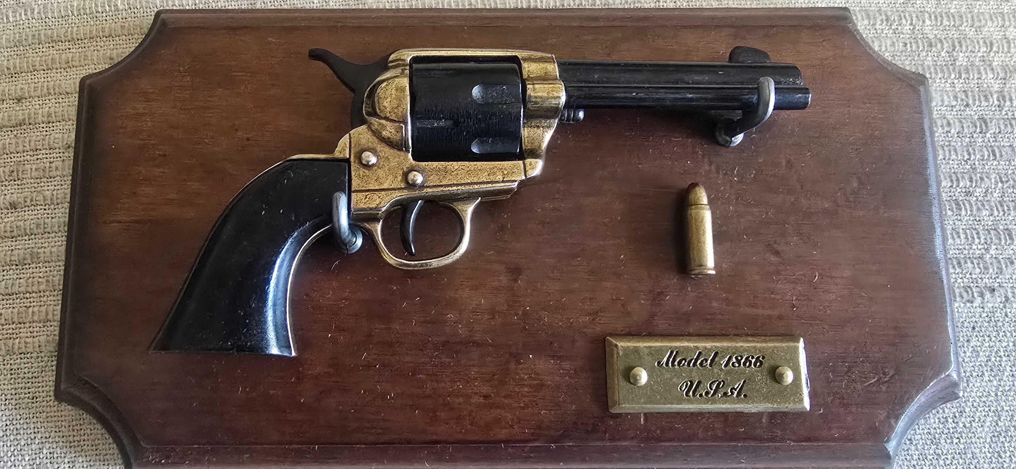Чисто нов декоративен "Peacemaker" Colt револвер с поставка за стена.