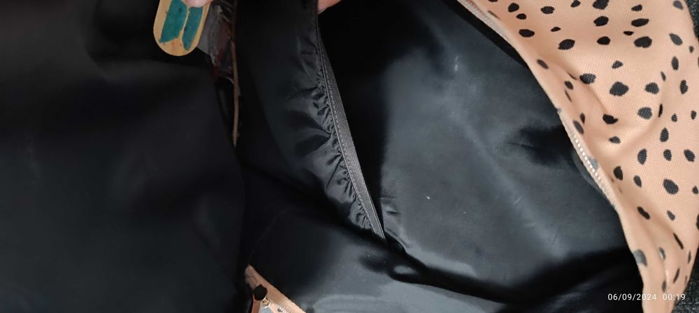 Vand ghiozdan scoala crem-maroniu cu pete negre mici