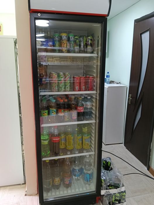 Продам витринный холодильник.
