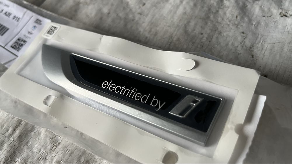 Метална табелка BMW “electrified by i”