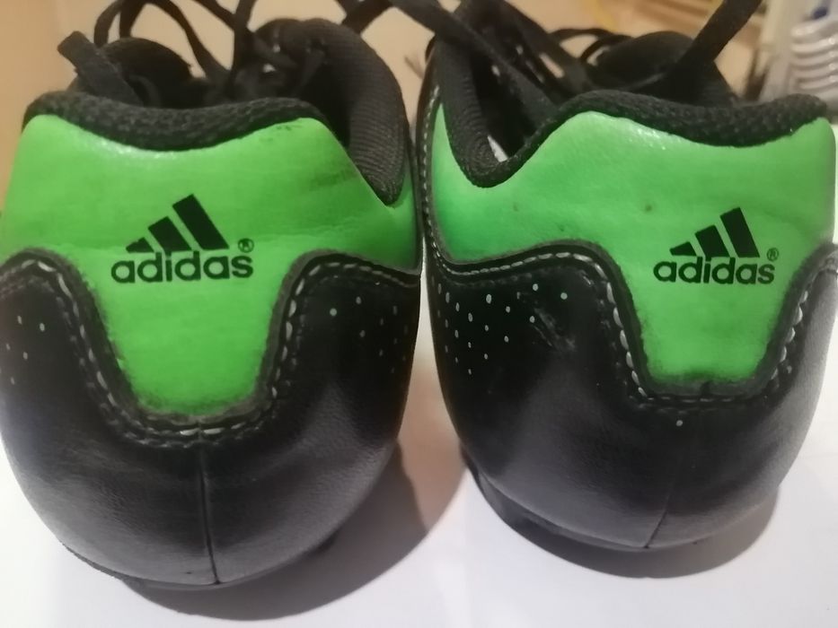 Продам кроссовки Adidas футбольные с шипами оригинал оригинал. Куплено