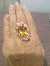 Коктельное кольцо с цитрином и бриллиантами.