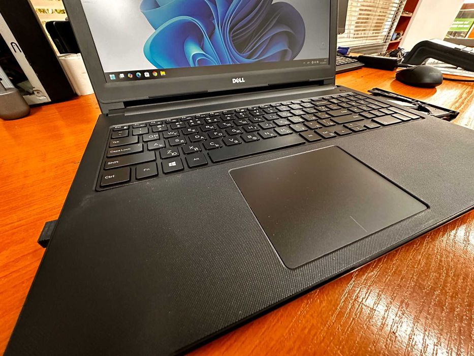 Лаптоп Dell Inspiron 5588 15.6 инча i7 500GB SSD 16GB RAM Перфектен