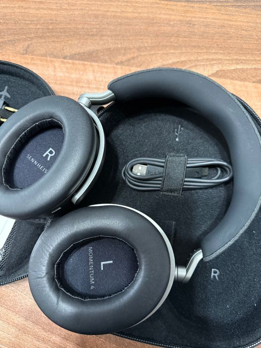 Casti Sennheiser Momentum 4 ca noi