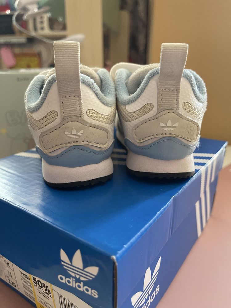 Маратонки Adidas унисекс 21 размер