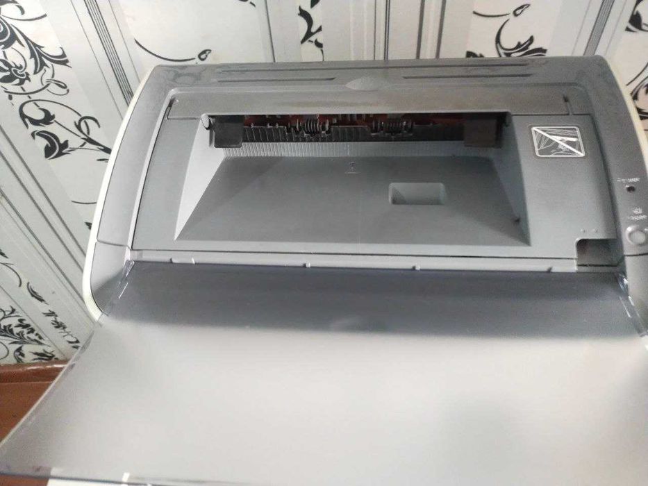 Принтер Canon lbp2900, холати аъло, кабеллари бор, гарантияси бор.