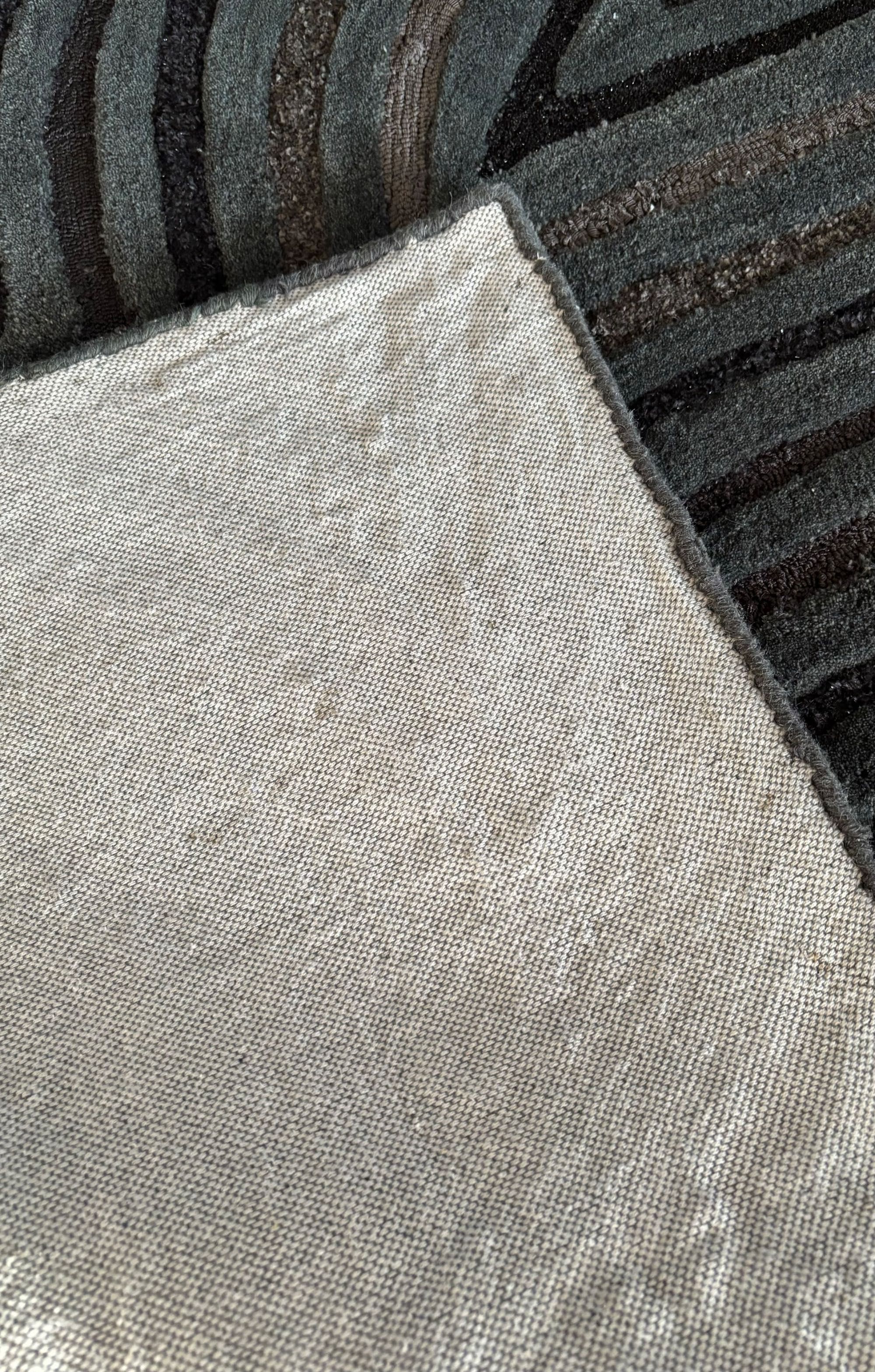 Разкошен зелен ръчно тъкан килим от вълна и коприна