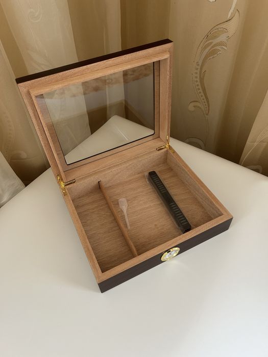 Стилен хумидор за пури – кедрово дърво, до 20 пури | 2 цвята