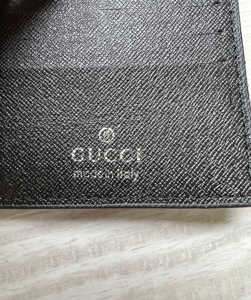 Portofel Gucci cu sarpe.