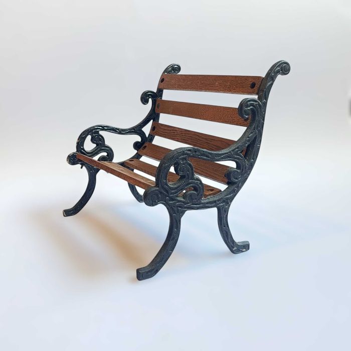 Декоративна малка винтидж пейка – подходяща за декор, кукли и мечета