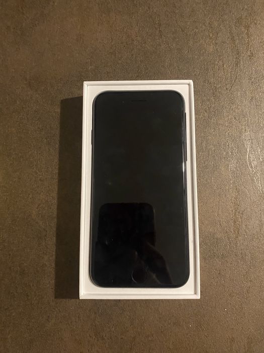 Iphone SE 2022 чисто нов