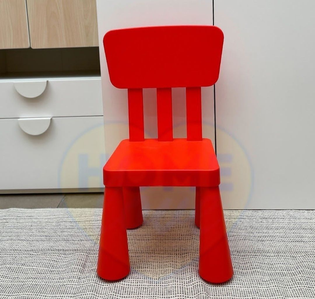 Детская мебель 2 красных стула и белый стол